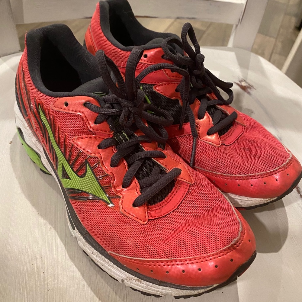 Mizuno athletic shoes size 6
